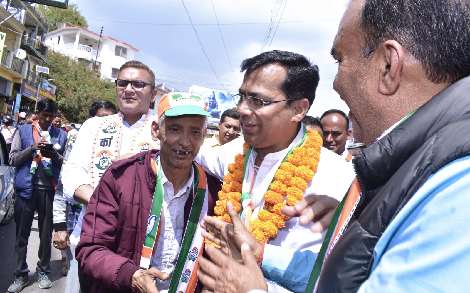 कांग्रेस के सांसद प्रत्याशी प्रकाश जोशी ने आज भीमताल विधानसभा के दूरस्थ ग्रामीण क्षेत्रो में व्यापक जनसंपर्क किया।