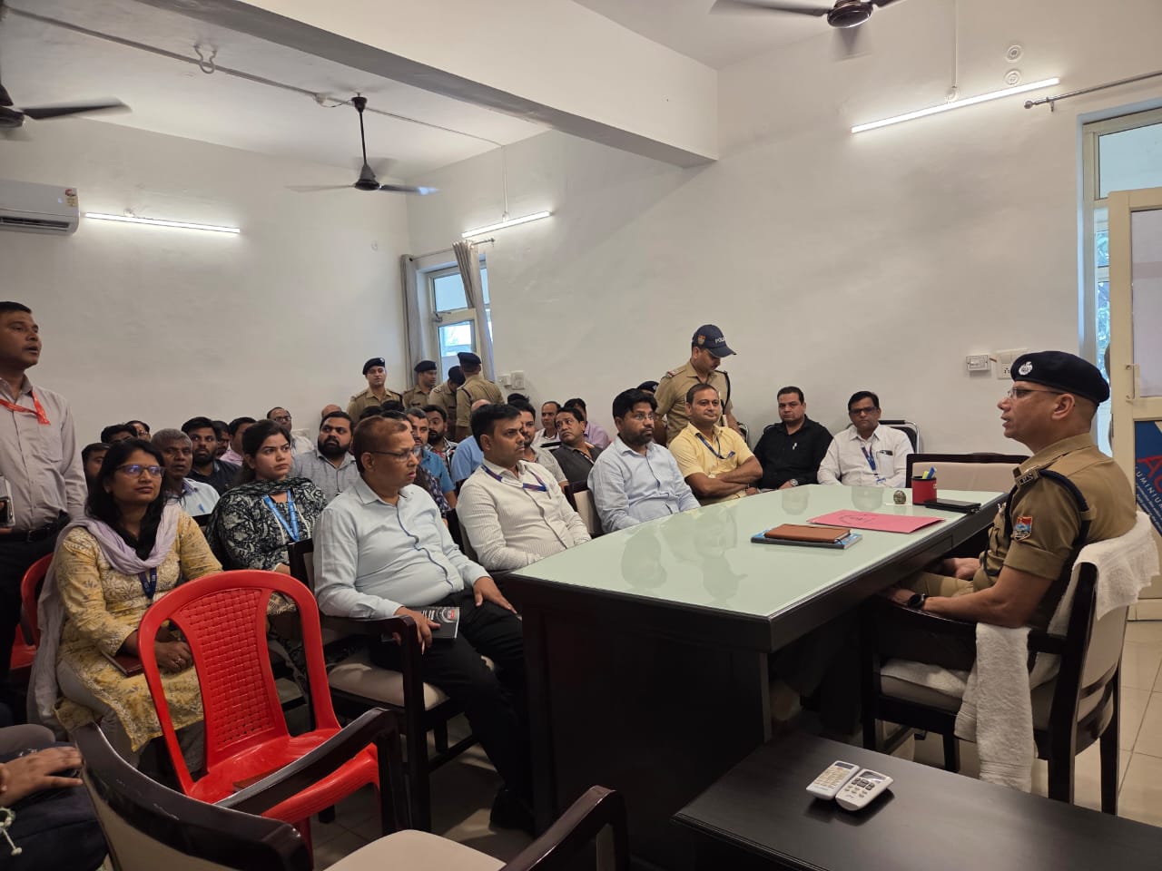 एसएसपी मणिकांत मिश्रा का साइबर सुरक्षा पर जोर: बैंक अधिकारियों के साथ बैठक कर सहयोग हेतु की अपील