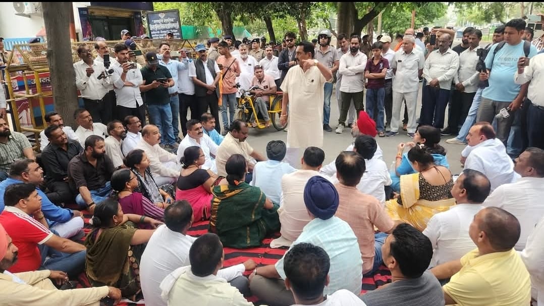 पूर्व स्वास्थ्य मंत्री को क्यों कह रहे हैं लोग अब धरना मंत्री। कभी प्यार तो कभी धुत्कार