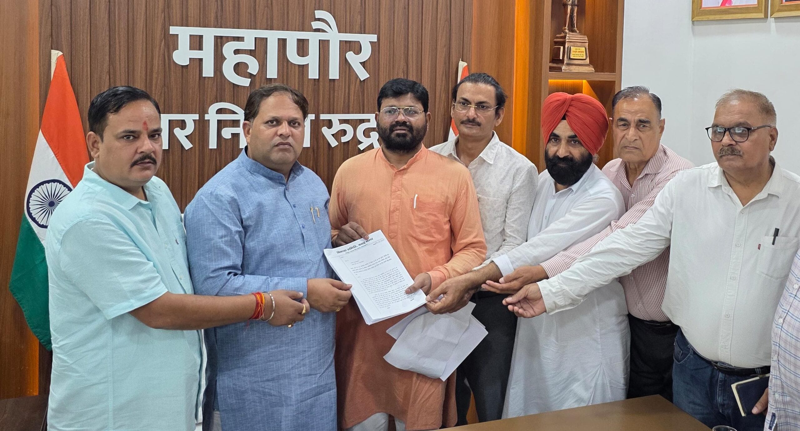 रजिस्ट्री बहाली की मांग को लेकर महापौर से मिले बराड़ नगर के लोग, समस्या के स्थाई समाधान का आश्वासन