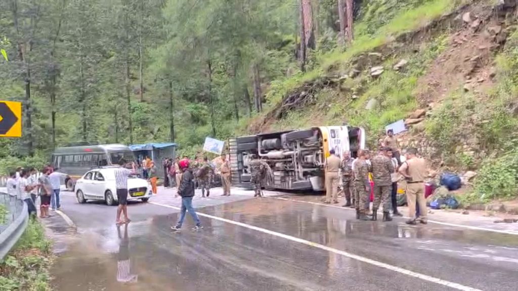 सेना के जवानों की बस बदरीनाथ हाईवे पर पलटी, कुछ जवान घायल