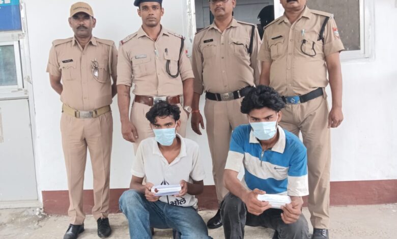 पुलिस ने चाकू समेत दो अभियुक्तों को किया गिरफ्तार