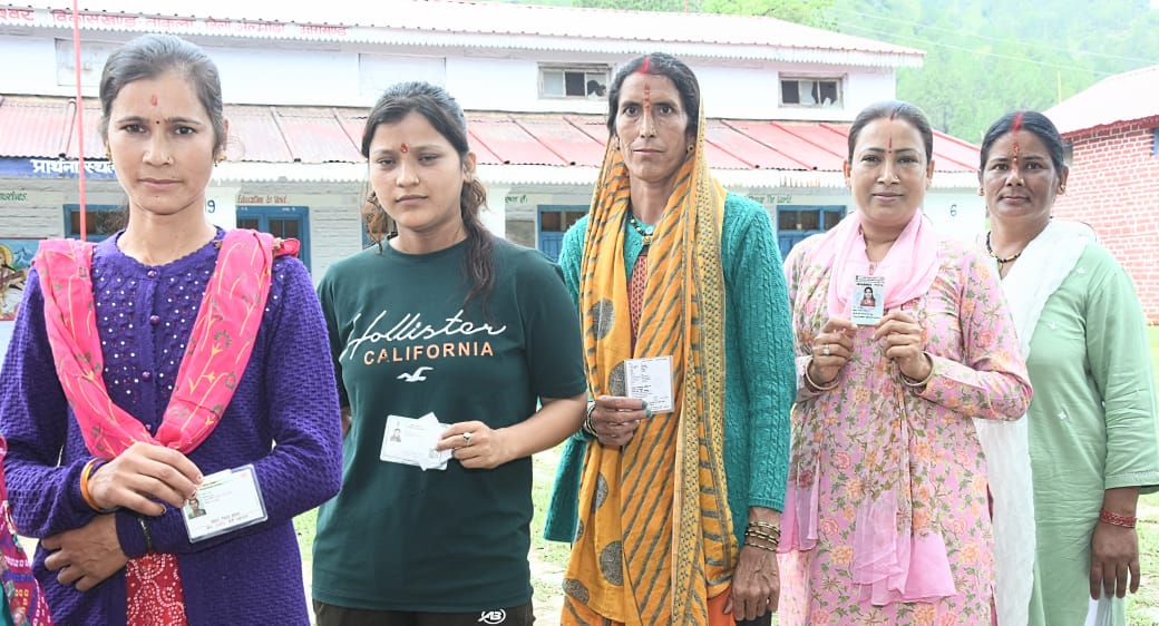 कैबिनेट मंत्री रेखा आर्या ने किया मतदान