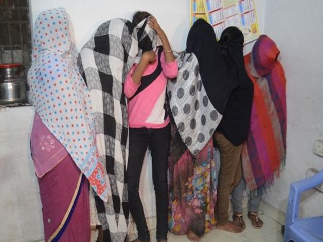स्पा सेंटर की आड़ में सैक्स रैकेट, चार युवक और आठ युवतियां दबोचे