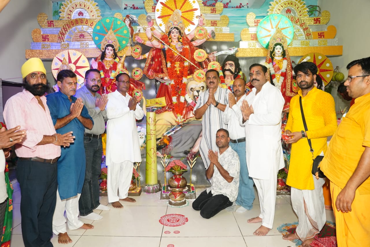 दुर्गा पूजा महोत्सव का शुभारंभ पूर्व विधायक राजकुमार ठुकराल ने विधिवत पूजा-अर्चना के साथ किया