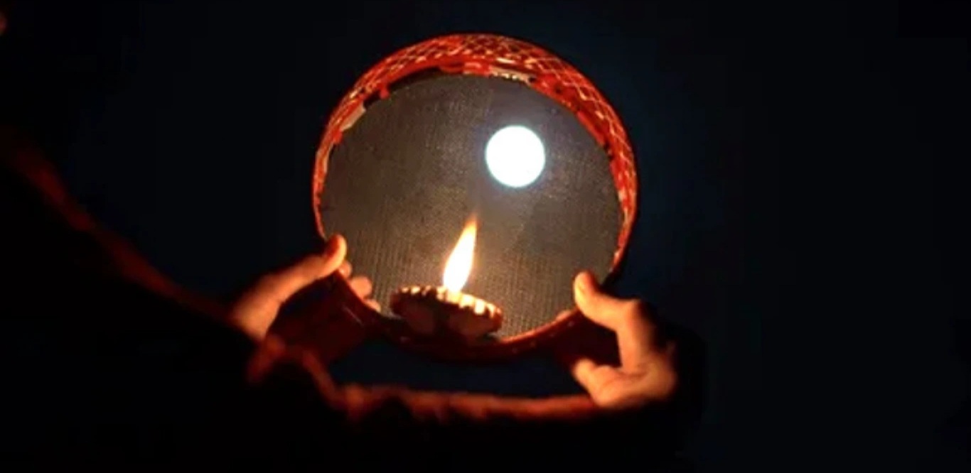 आज कब निकलेगा चांद! देखें शहर का सही समय और पूजा मुहूर्त