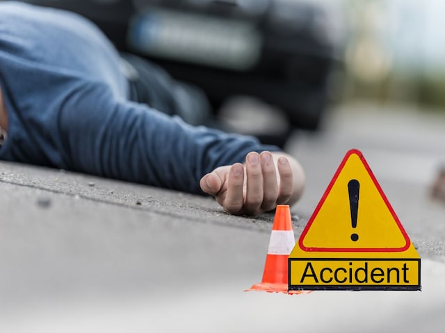 यहां अनियंत्रित कार पेड़ से टकराई, दो युवकों की हुई मौत,