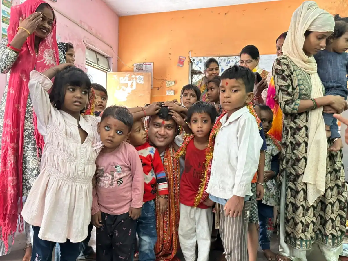 नवरात्रि के सातवें दिन ट्रांजिट कैंप के आंगनवाड़ी केंद्रों पर प्रमोद मित्तल ने किया कन्या पूजन, नन्ही कन्याओं के चरण पूजकर लिया आशीर्वाद